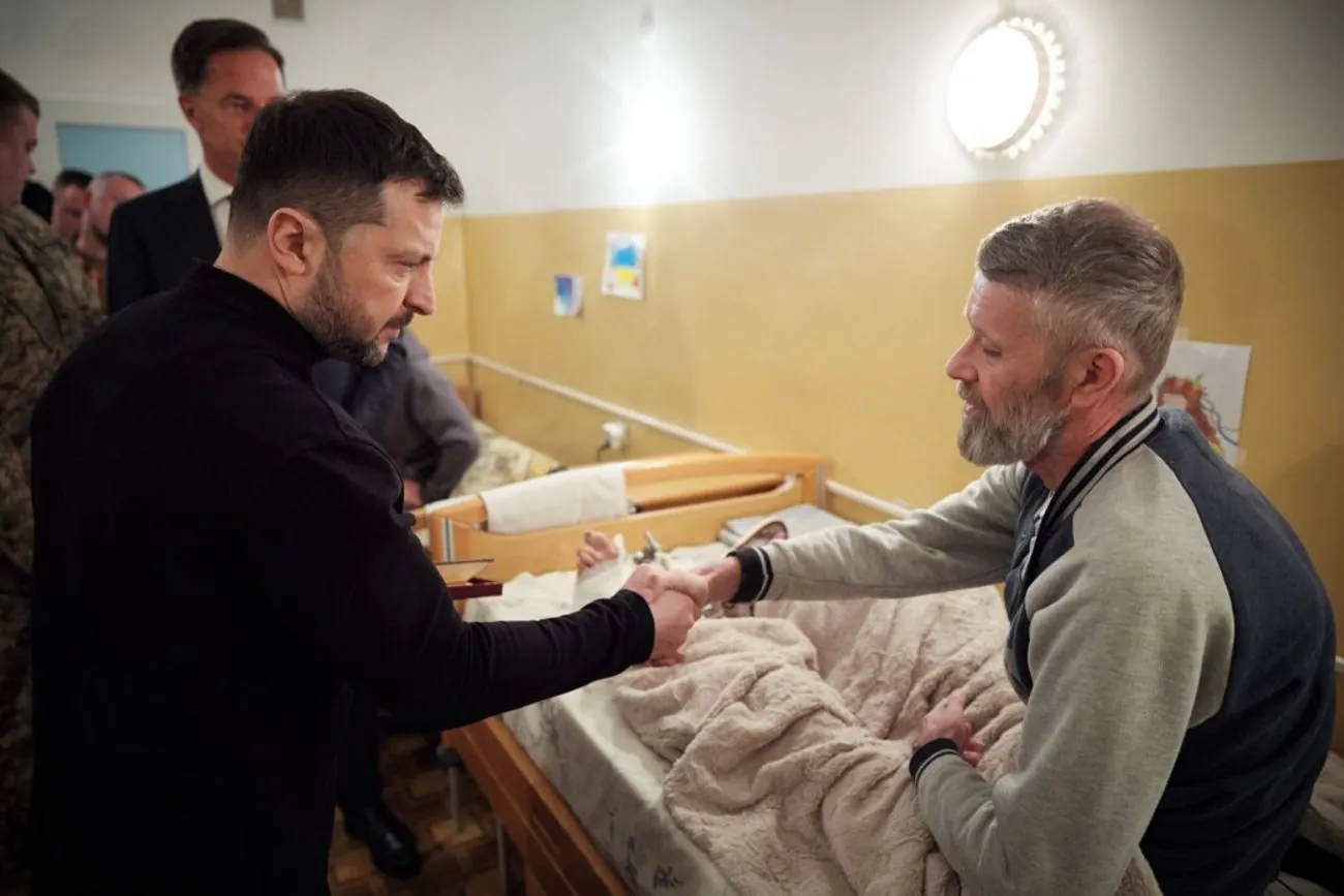 В Одессе Зеленский и Рютте пообщались с ранеными бойцами в госпитале В Одессе Зеленский и Рютте пообщались с ранеными бойцами в госпитале