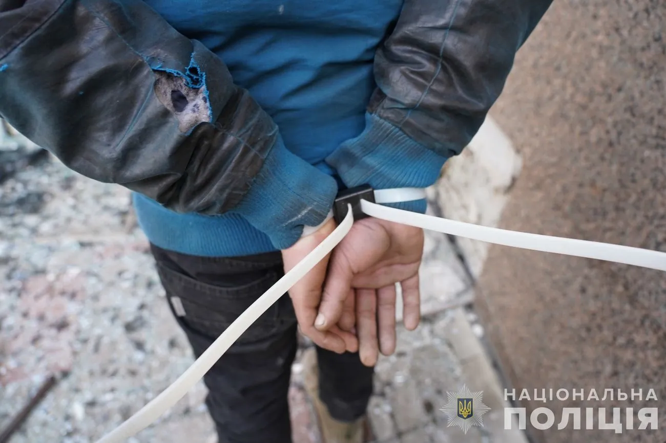 Вкрав телефон у пораненого: поліція затримала крадія на місці ракетного удару в Сумах Вкрав телефон у пораненого: поліція затримала крадія на місці ракетного удару в Сумах
