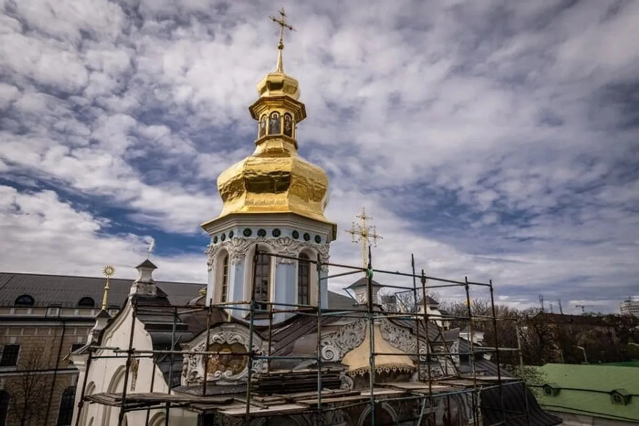 У Києво-Печерській Лаврі встановили освячений хрест на Троїцьку надбрамну церкву У Києво-Печерській Лаврі встановили освячений хрест на Троїцьку надбрамну церкву