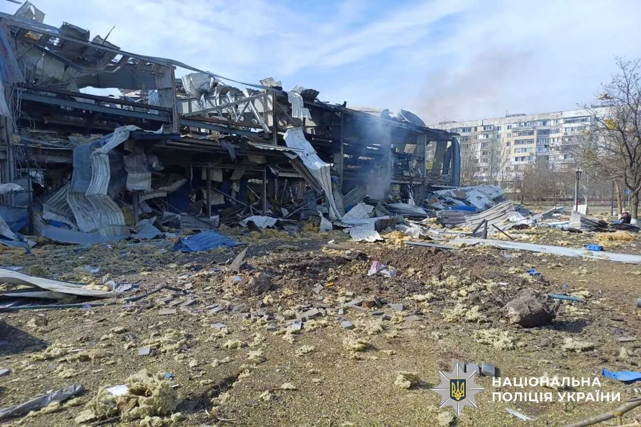 У Херсоні росіяни зруйнували льодову арену: є загиблий, відомо про 11 постраждалих У Херсоні росіяни зруйнували льодову арену: є загиблий, відомо про 11 постраждалих