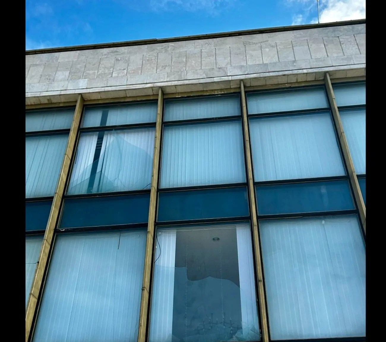 У Дніпрі ліквідовують наслідки атаки рф по будівлі театру опери та балету