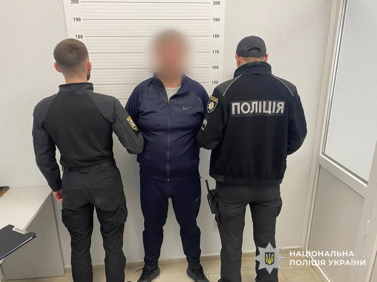 In Uzhhorod, a man tried to kidnap his ex-wife in broad daylight by pushing her into a car In Uzhhorod, a man tried to kidnap his ex-wife in broad daylight by pushing her into a car