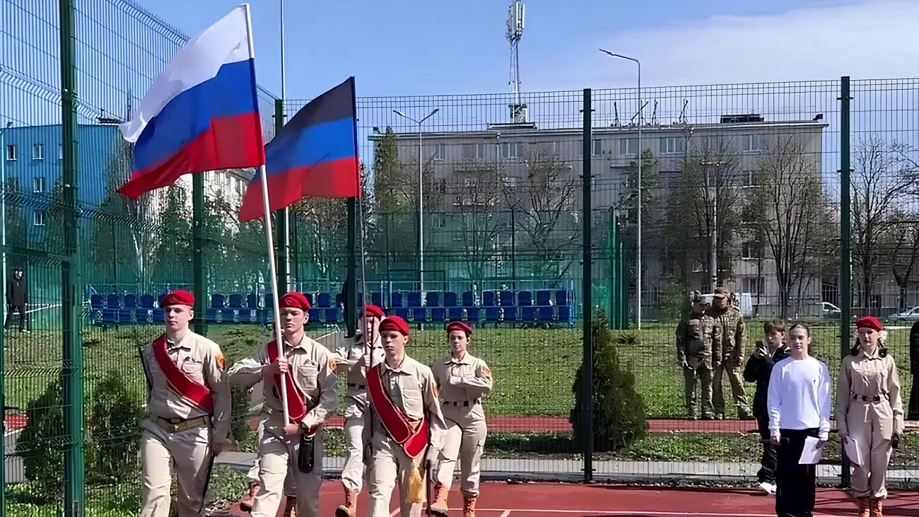Учат ходить строем и стрелять: россияне готовят детей в Мариуполе к войне с Украиной