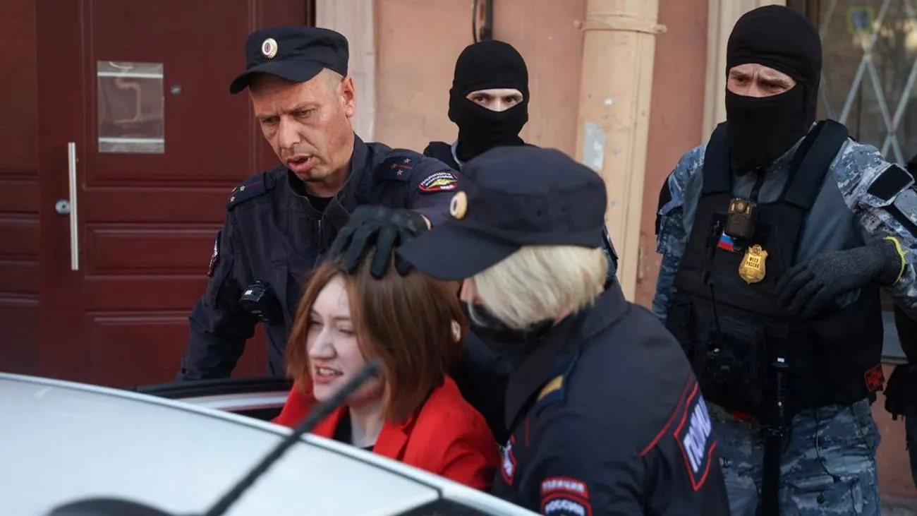 В России заключили в тюрьму 19-летнюю девушку за высказывания против войны в Украине В России заключили в тюрьму 19-летнюю девушку за высказывания против войны в Украине