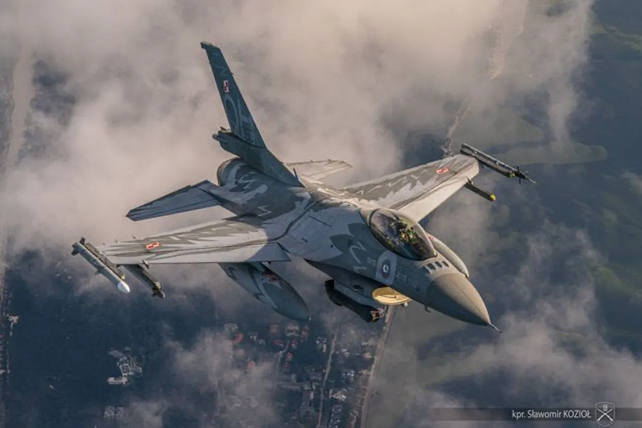 У Польщі вперше жінка стала пілотом винищувача F-16