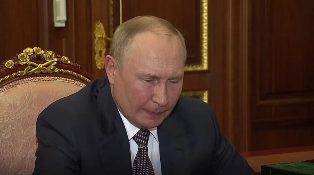 В Кремле заявили, что Путин не давал команды продолжать "пасхальное перемирие" В Кремле заявили, что Путин не давал команды продолжать "пасхальное перемирие"