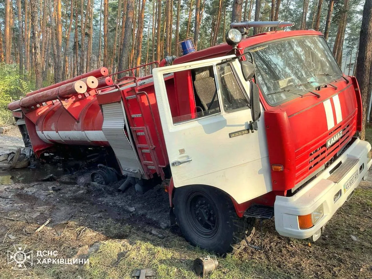 На Харківщині двоє лісників постраждали через підрив пожежного авто На Харківщині двоє лісників постраждали через підрив пожежного авто