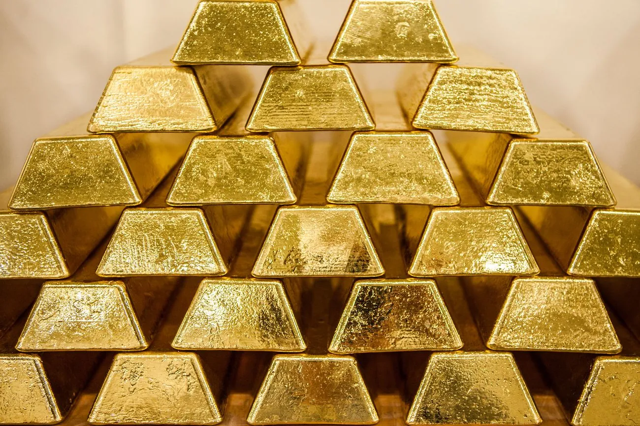 Gold breaks records due to weak dollar and continued trade war fears