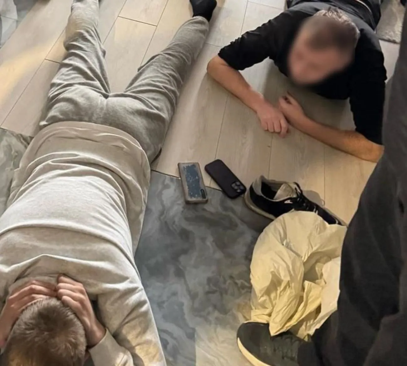 У Києві викрили шахраїв, які придбали 10 дорогих iPhone за фальшиві 16 000 доларів США