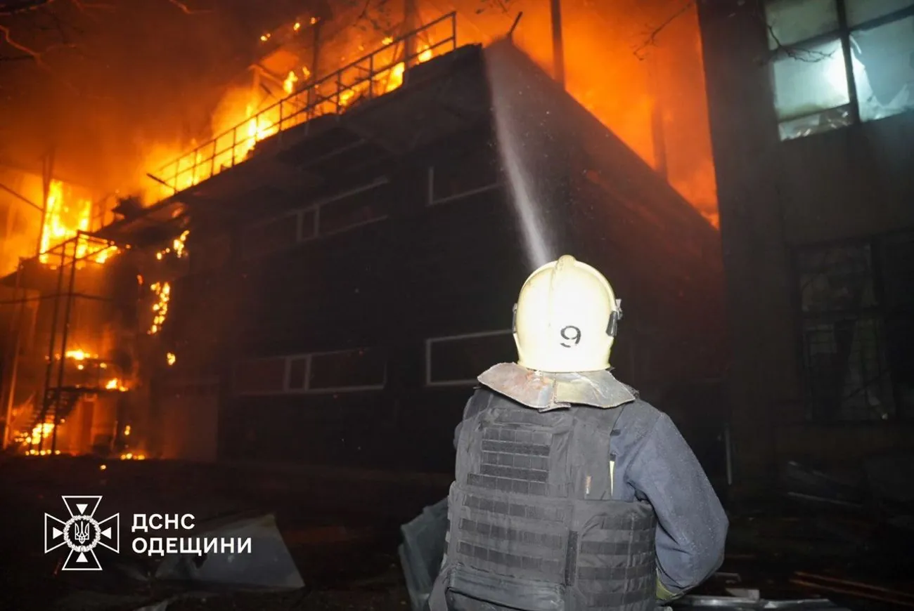 Почти 80 пожарных тушили пожары в Одессе: фотоподробности от ГСЧС