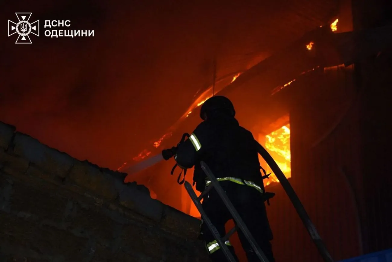 В Одесі ліквідували пожежі після обстрілів: є постраждалі В Одесі ліквідували пожежі після обстрілів: є постраждалі