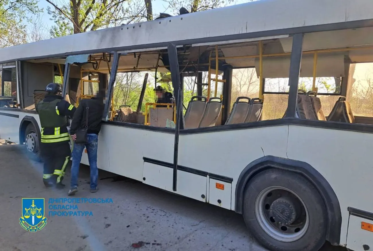 російська атака дроном по автобусу в Марганці: 9 загиблих і 32 постраждалих, розпочато розслідування 