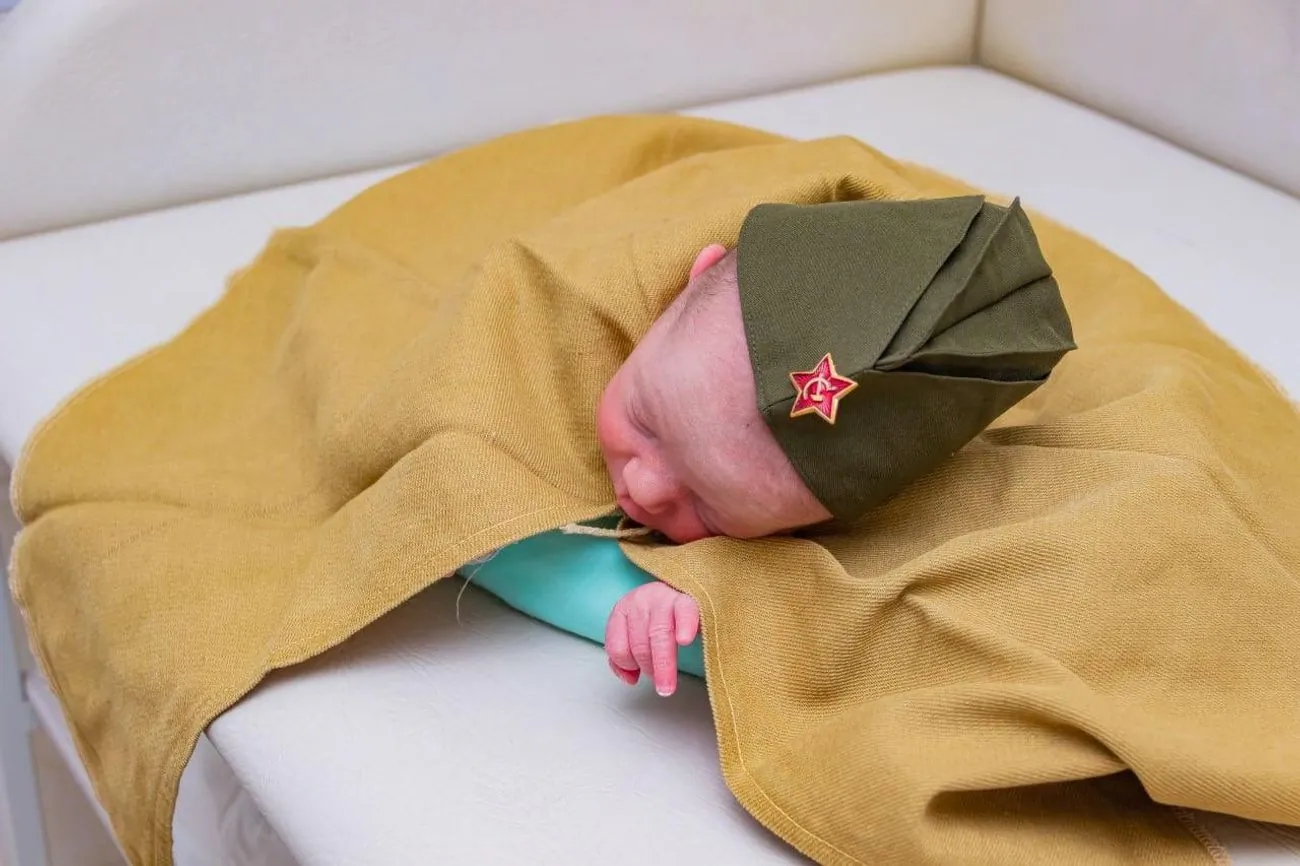 Из роддома в дурдом - в городе Кемерово новорожденных сразу же экипируют в военную форму