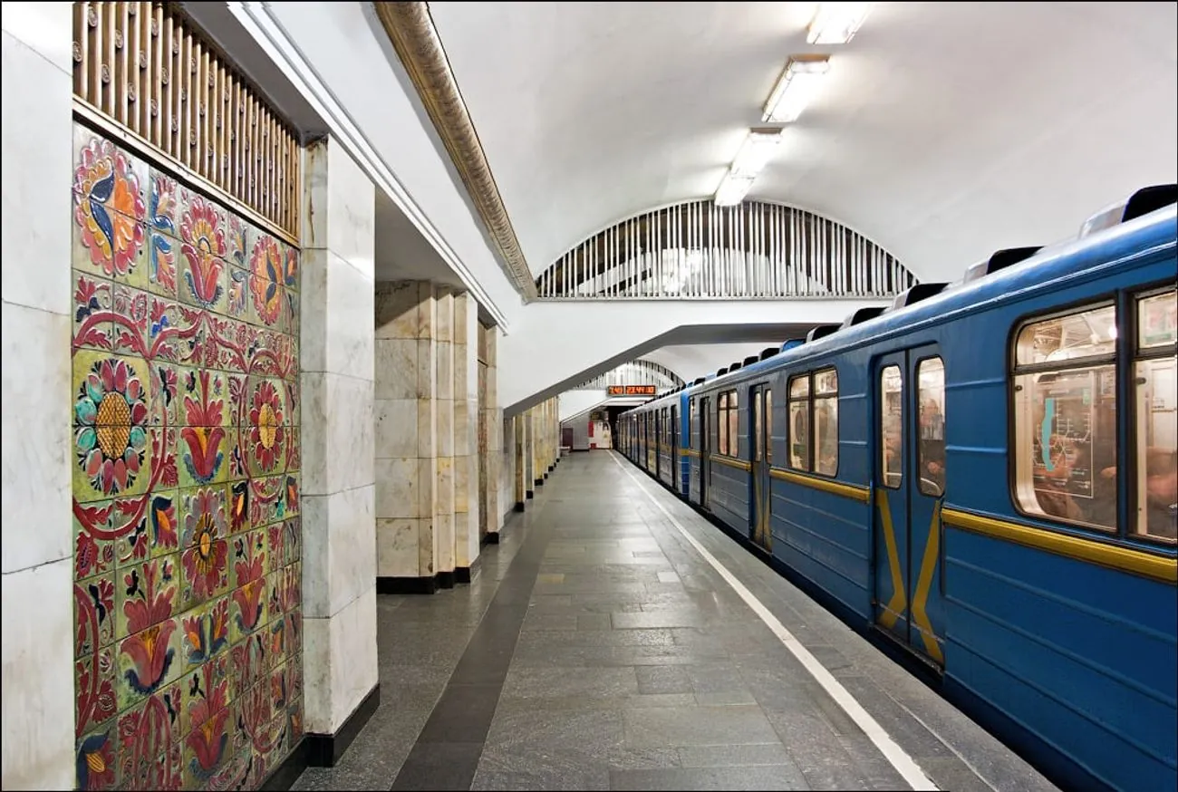 В Киеве на станции метро "Крещатик" пассажир попал под поезд: движение поездов ограничено В Киеве на станции метро "Крещатик" пассажир попал под поезд: движение поездов ограничено