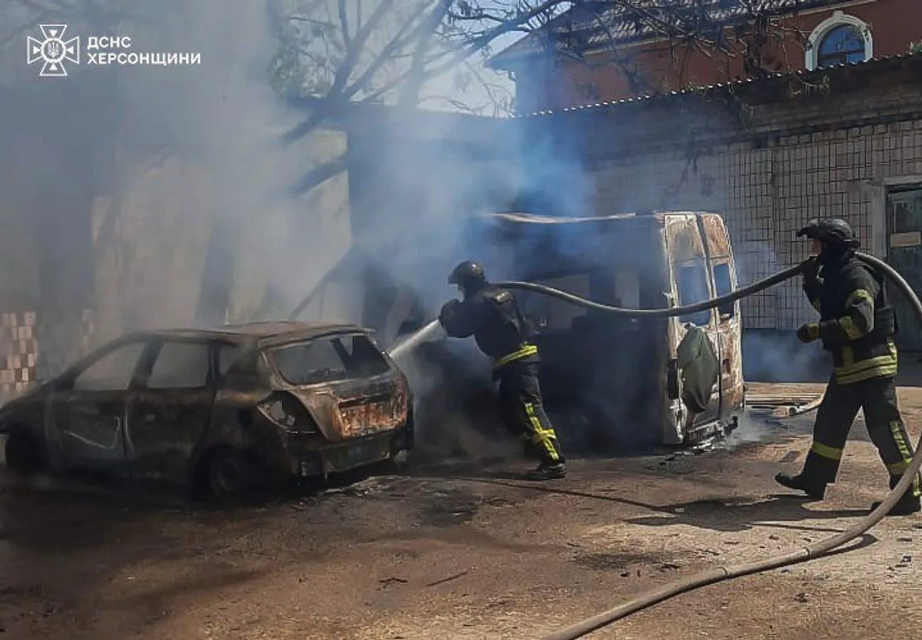 В Херсоне враг после обеда атаковал коммунальщиков: есть раненые В Херсоне враг после обеда атаковал коммунальщиков: есть раненые