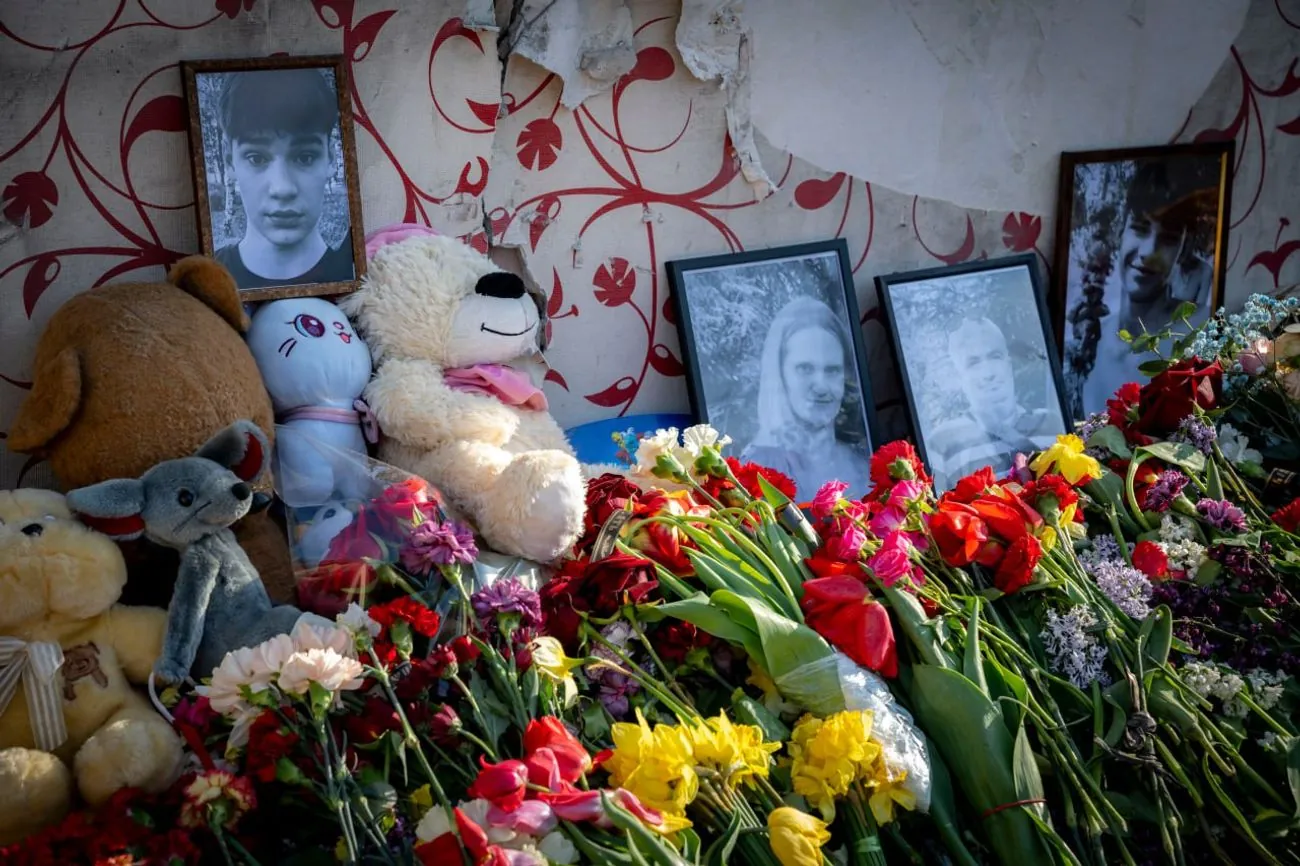 Зеленський разом з дипломатами вшанував пам'ять жертв російського удару по Києву Зеленський разом з дипломатами вшанував пам'ять жертв російського удару по Києву