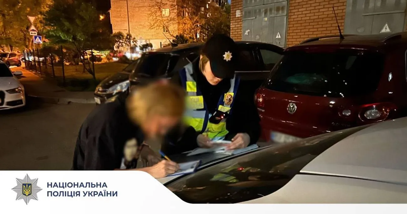 У Києві підліток нагрубіянив старшій жінці за зауваження за російську музику: на матір юнака склали протокол