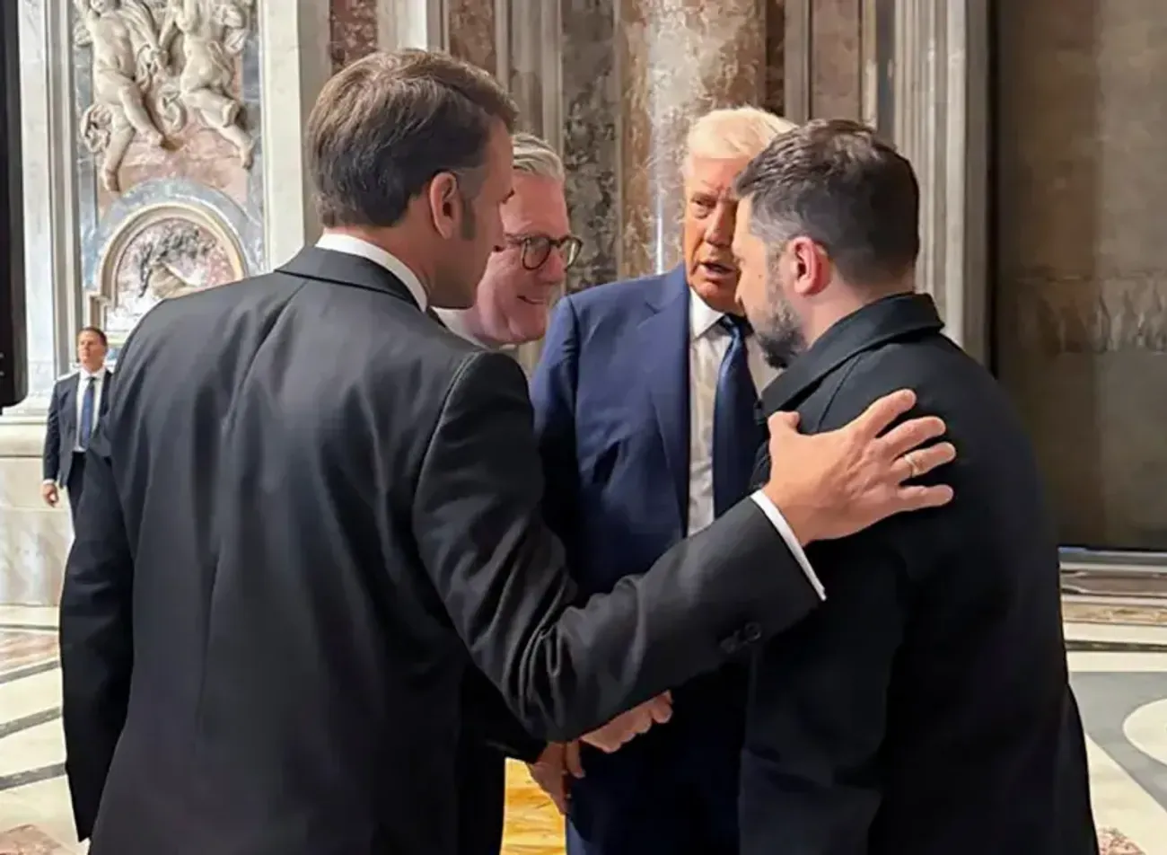 Трамп, Зеленський, Макрон і Стармер провели "позитивну" зустріч на полях похорону Папи - офіс президента Франції Трамп, Зеленський, Макрон і Стармер провели "позитивну" зустріч на полях похорону Папи - офіс президента Франції