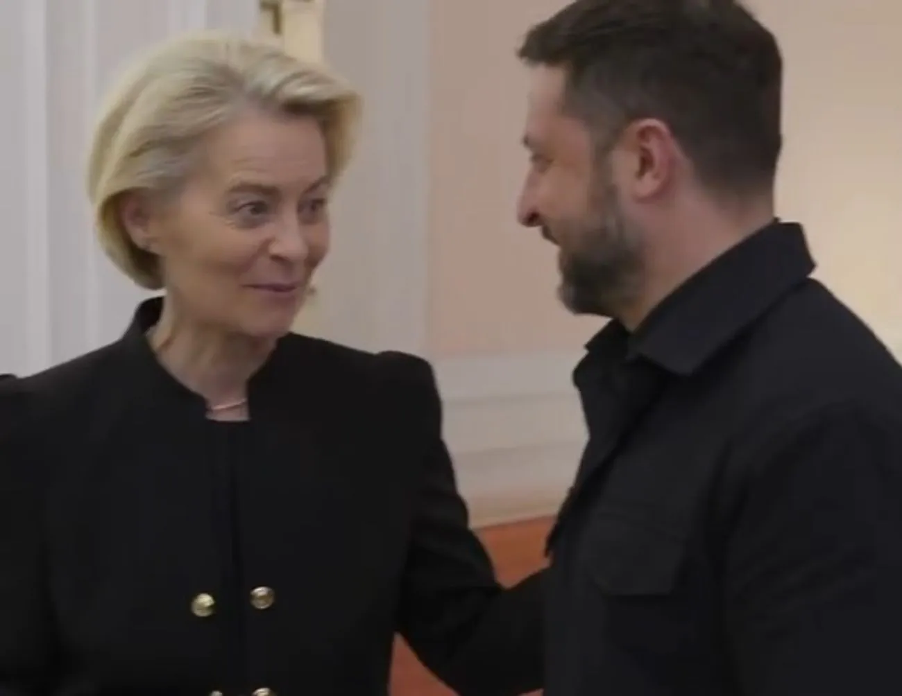 Можете розраховувати на нашу підтримку за столом переговорів: фон дер Ляєн зустрілась із Зеленським Можете розраховувати на нашу підтримку за столом переговорів: фон дер Ляєн зустрілась із Зеленським