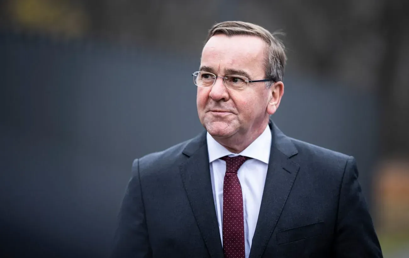 "It's like a surrender": German Defense Minister criticizes Trump's proposal on Ukraine "It's like a surrender": German Defense Minister criticizes Trump's proposal on Ukraine