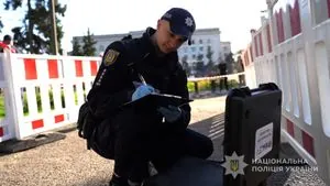 В Одесі на Куликовому полі чоловік з ножами напав на поліцейських, є поранені