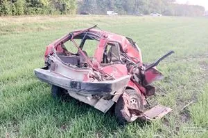На Ровенщине поезд разорвал авто пополам, есть жертвы
