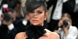 Эволюция стиля Дженнифер Лопес на Met Gala: от дебюта до потрясающих образов