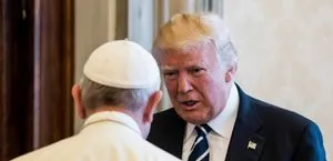 Трамп в образе Папы Римского: католический мир реагирует на скандальную фотографию президента США