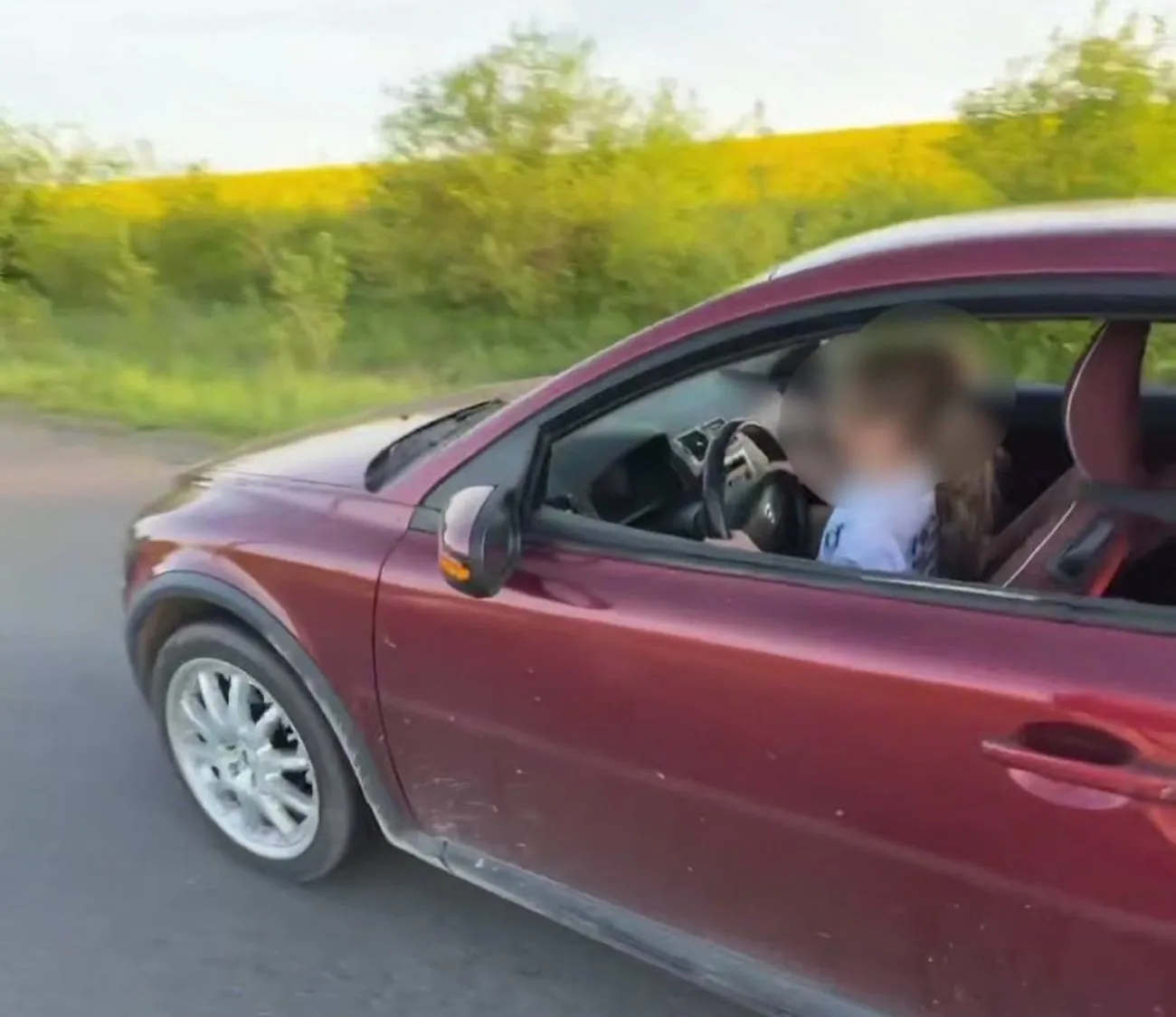 На Львівщині чоловік дозволив малолітній доньці керувати авто, а сам знімав усе на відео На Львівщині чоловік дозволив малолітній доньці керувати авто, а сам знімав усе на відео