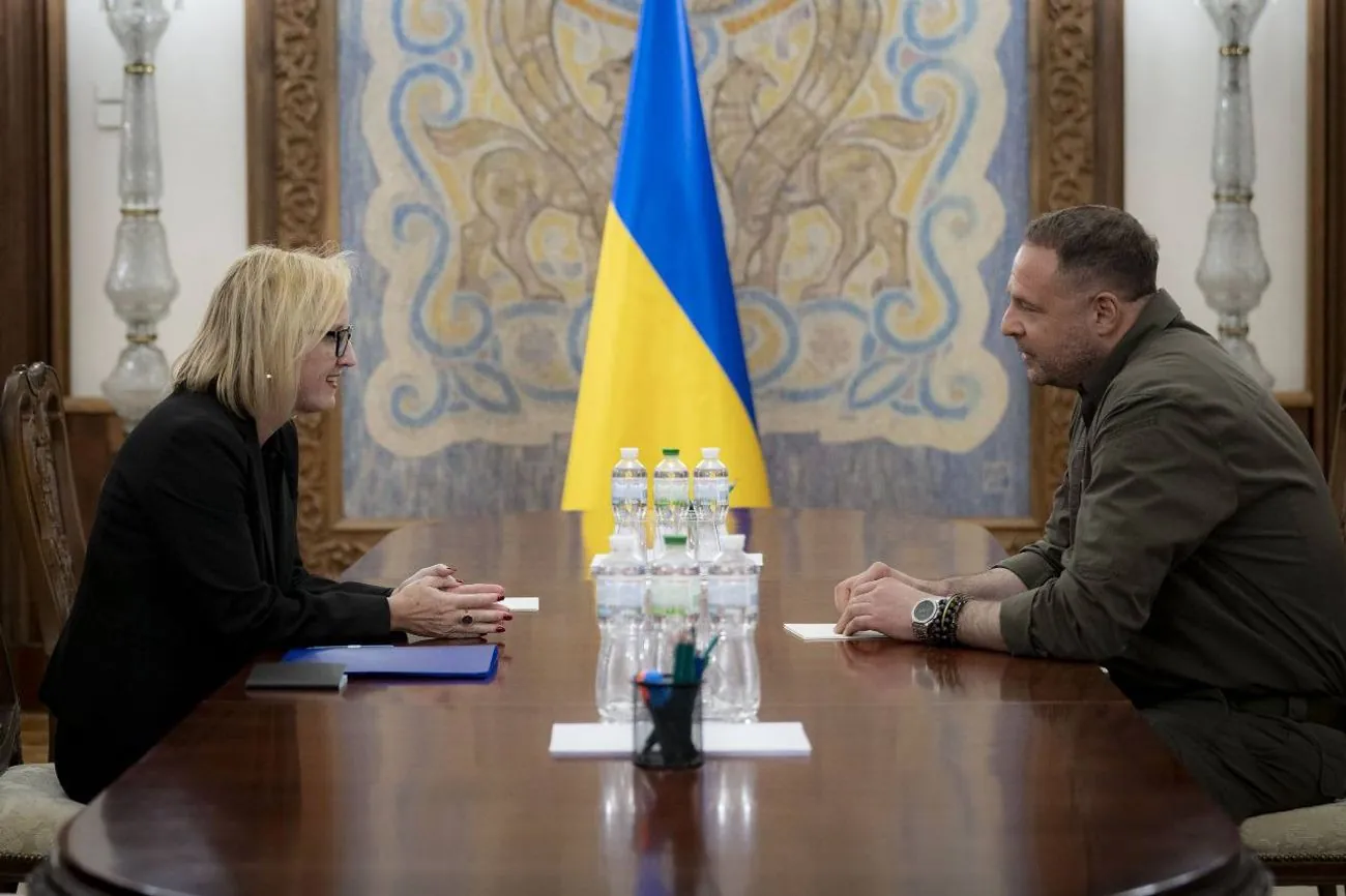 Єрмак провів першу зустріч з тимчасовою повіреною у справах США Джулі Девіс: деталі Єрмак провів першу зустріч з тимчасовою повіреною у справах США Джулі Девіс: деталі