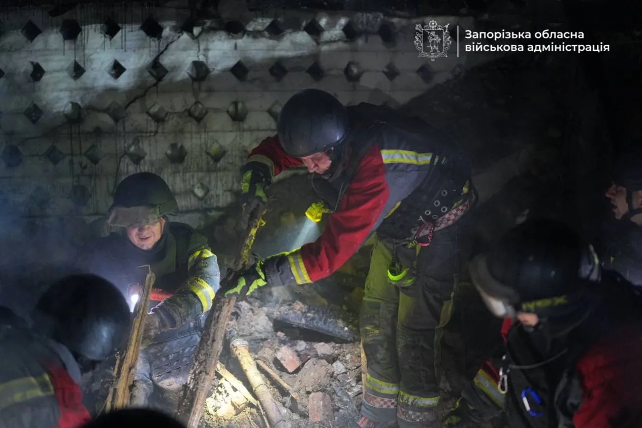 У Запоріжжі рятувальники витягли чоловіка з-під завалів після атаки рф