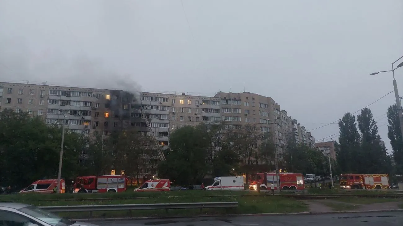 У Києві через атаку ворога 5 постраждалих, уламки дрона впали на житловий будинок та супермаркет