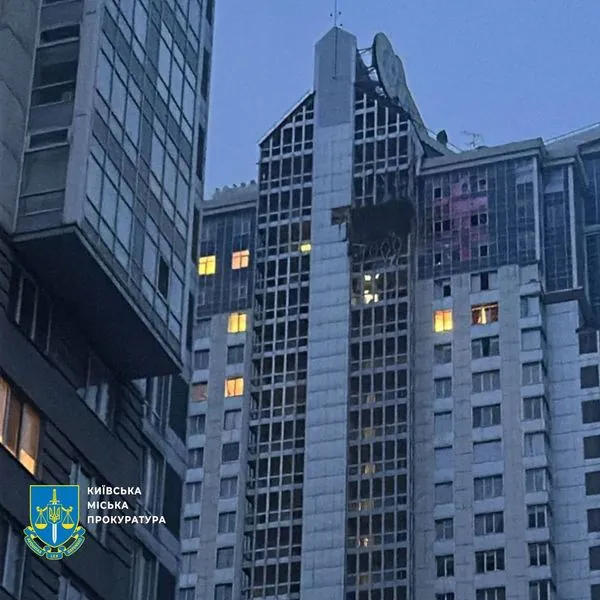 Кількість постраждалих через масовану атаку рф на Київ продовжує зростати: нові кадри наслідків