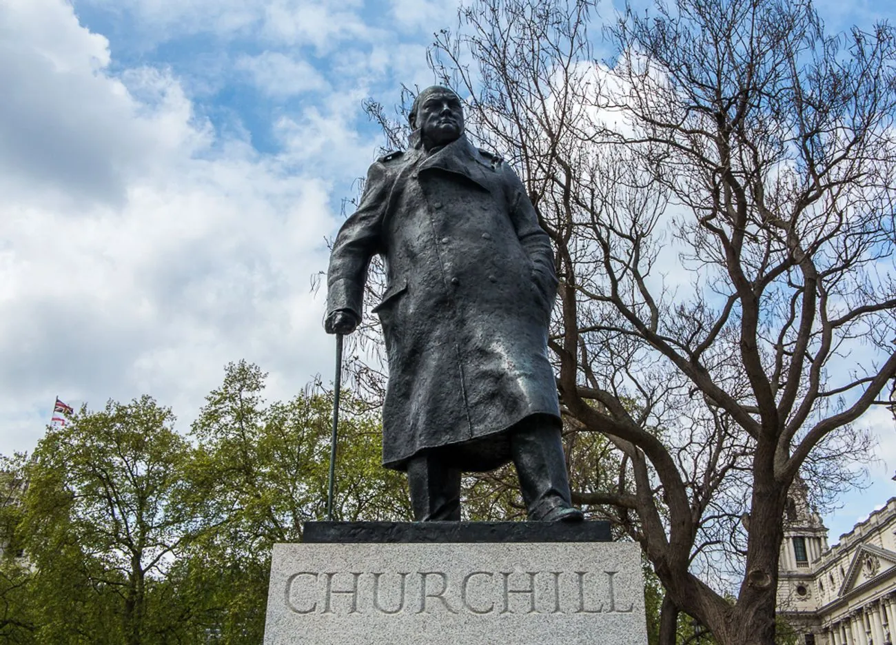 Imprisonment and fine: Climbing the Winston Churchill monument in London will be punished Imprisonment and fine: Climbing the Winston Churchill monument in London will be punished