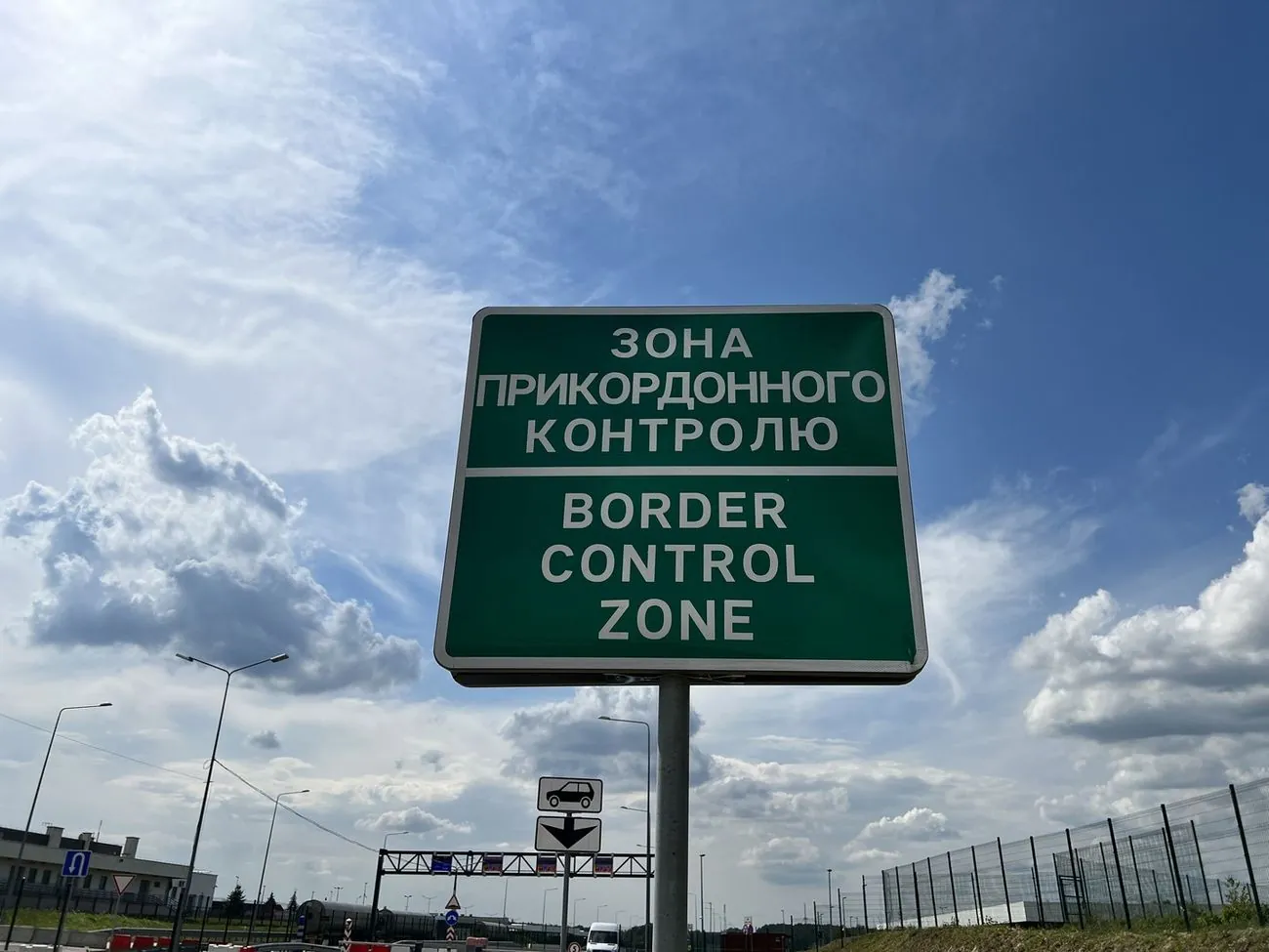Українців попередили про можливі черги у пункті пропуску "Устилуг" на кордоні з Польщею Українців попередили про можливі черги у пункті пропуску "Устилуг" на кордоні з Польщею