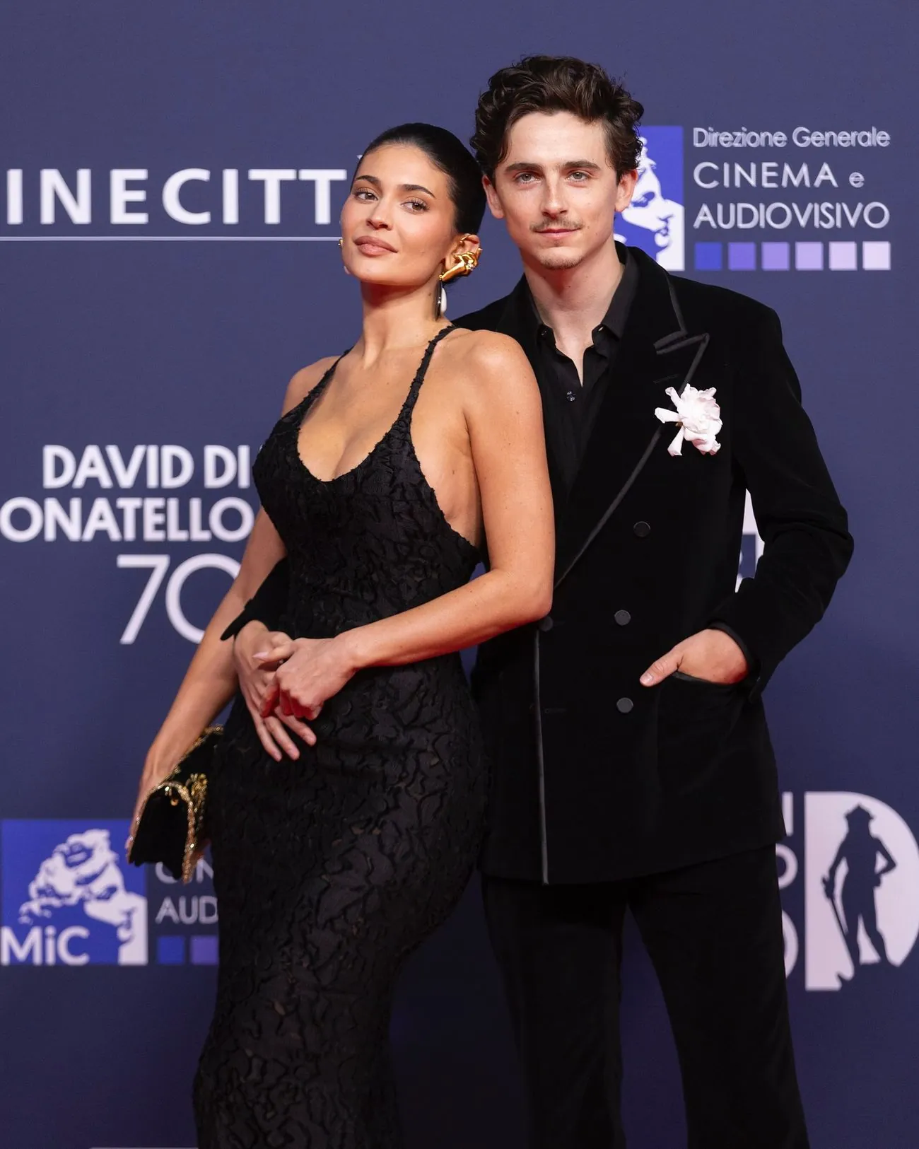 Тімоті Шаламе вперше вийшов на червону доріжку разом з Кайлі Дженнер на кінопремії в Італії Тімоті Шаламе вперше вийшов на червону доріжку разом з Кайлі Дженнер на кінопремії в Італії