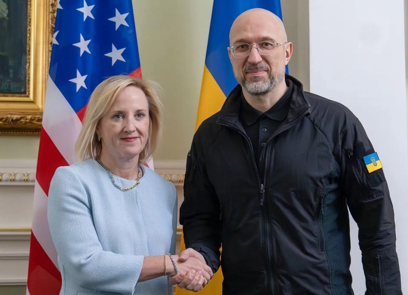 Шмыгаль обсудил с временной поверенной в делах США Джули Дэвис дальнейшую реализацию инвестиционного фонда поддержки Шмыгаль обсудил с временной поверенной в делах США Джули Дэвис дальнейшую реализацию инвестиционного фонда поддержки