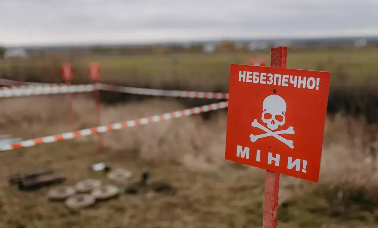 Нашёл в поле неизвестный предмет: в Харьковской области подорвался 11-летний мальчик
Нашёл в поле неизвестный предмет: в Харьковской области подорвался 11-летний мальчик
