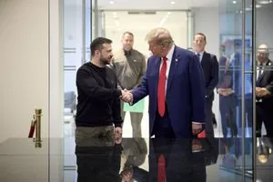 Зеленский проводит телефонный разговор с Трампом