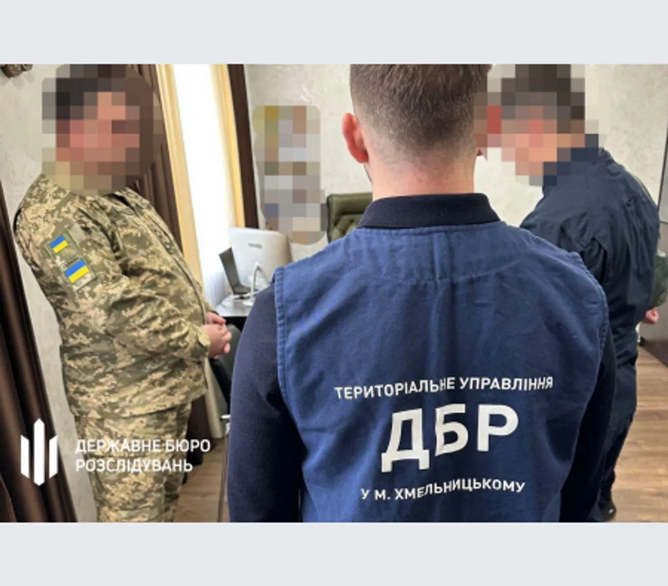 У Хмельницьку затримали проректора військової академії, який змушував підлеглих будувати йому будинок У Хмельницьку затримали проректора військової академії, який змушував підлеглих будувати йому будинок