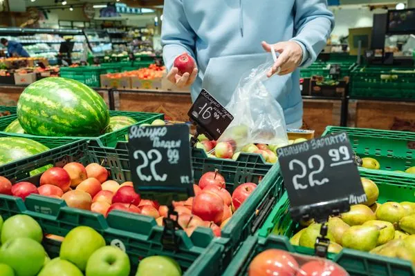Инфляция ускорилась до 15,1%. Больше всего за месяц подорожали свинина и фрукты, яйца подешевели