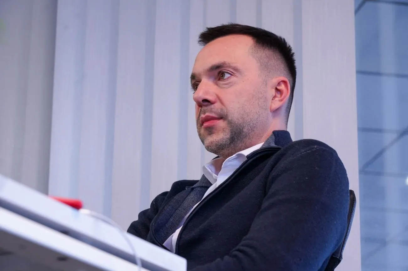 YouTube заблокував канал Арестовича та інших підсанкційних "влогерів" YouTube заблокував канал Арестовича та інших підсанкційних "влогерів"