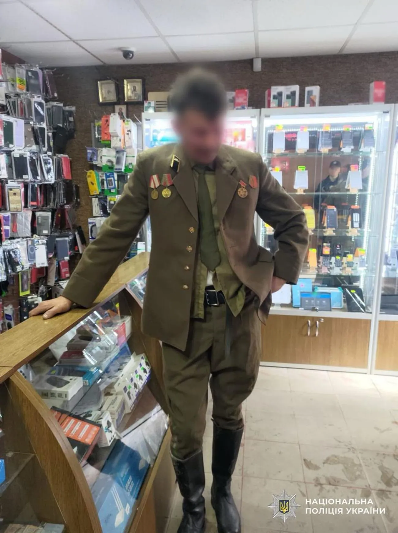 На Закарпатті священик УПЦ (МП) та його приятель гуляли селом у радянській військовій формі