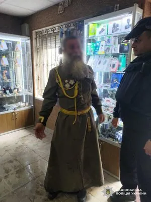 На Закарпатті священик УПЦ (МП) та його приятель гуляли селом у радянській військовій формі
