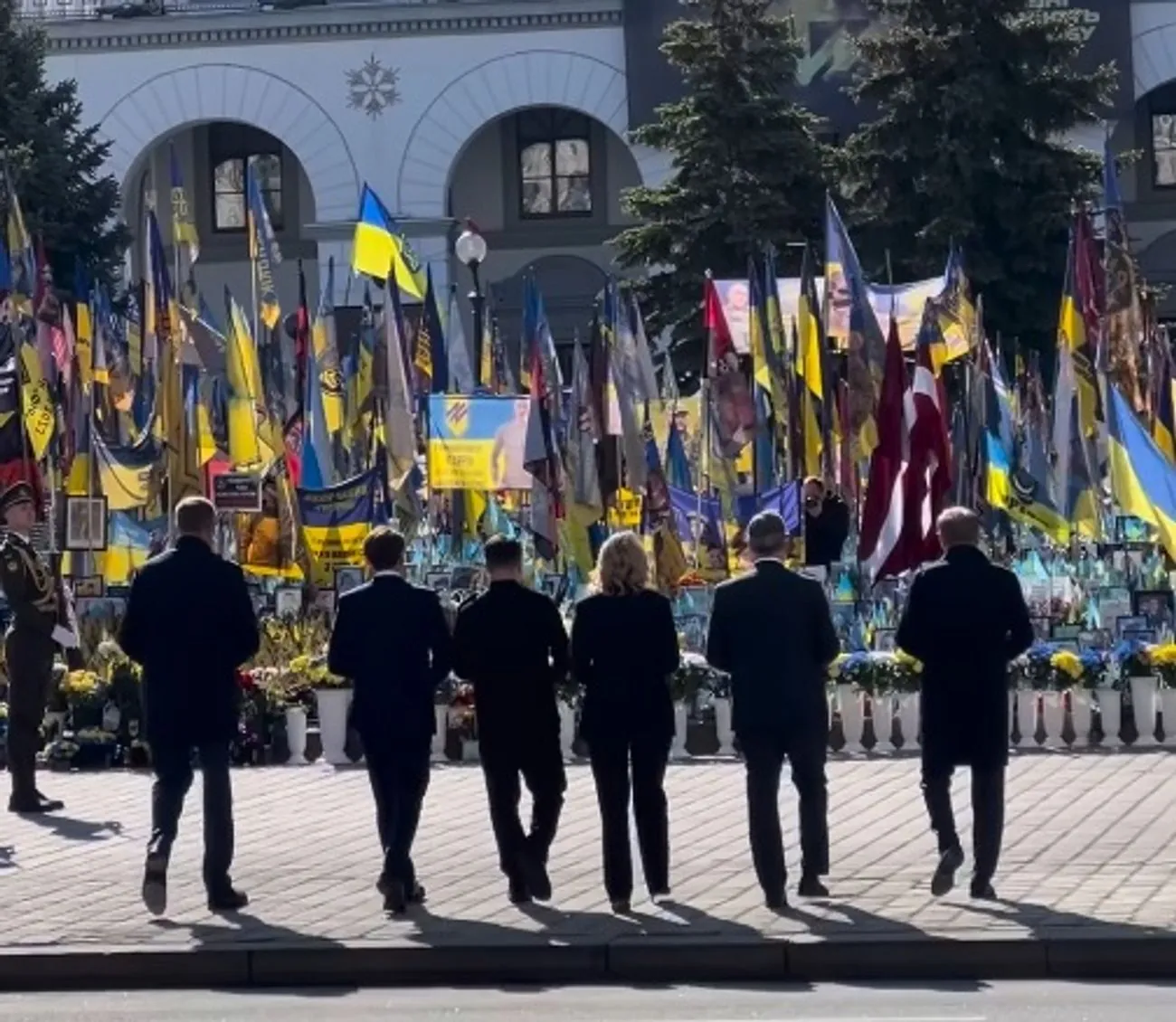 Лідери "коаліції охочих" разом із Зеленським вшанували пам'ять загиблих героїв у Києві Лідери "коаліції охочих" разом із Зеленським вшанували пам'ять загиблих героїв у Києві
