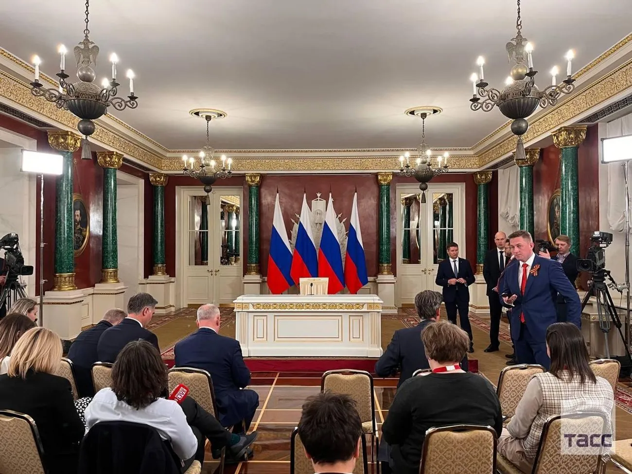 У кремлі зібралися російські та іноземні журналісти в очікуванні прес-конференції путіна У кремлі зібралися російські та іноземні журналісти в очікуванні прес-конференції путіна