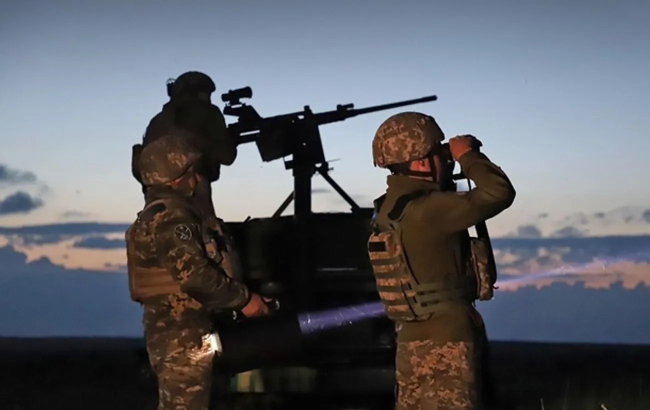 У Києві пролунали вибухи: ворог атакує дронами, працює ППО