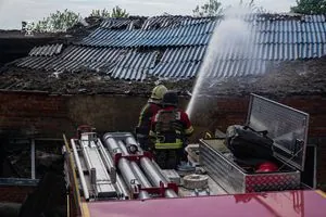 На Сумщині 12 годин гасили пожежу після удару рф, розбір завалів триває