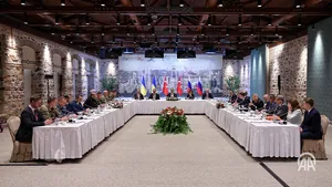 В Стамбуле проходит трехсторонняя встреча Турции, рф и Украины: первые кадры