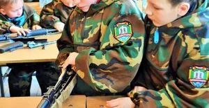 Оккупанты готовят украинских детей к войне под видом "отдыха" в лагерях рф